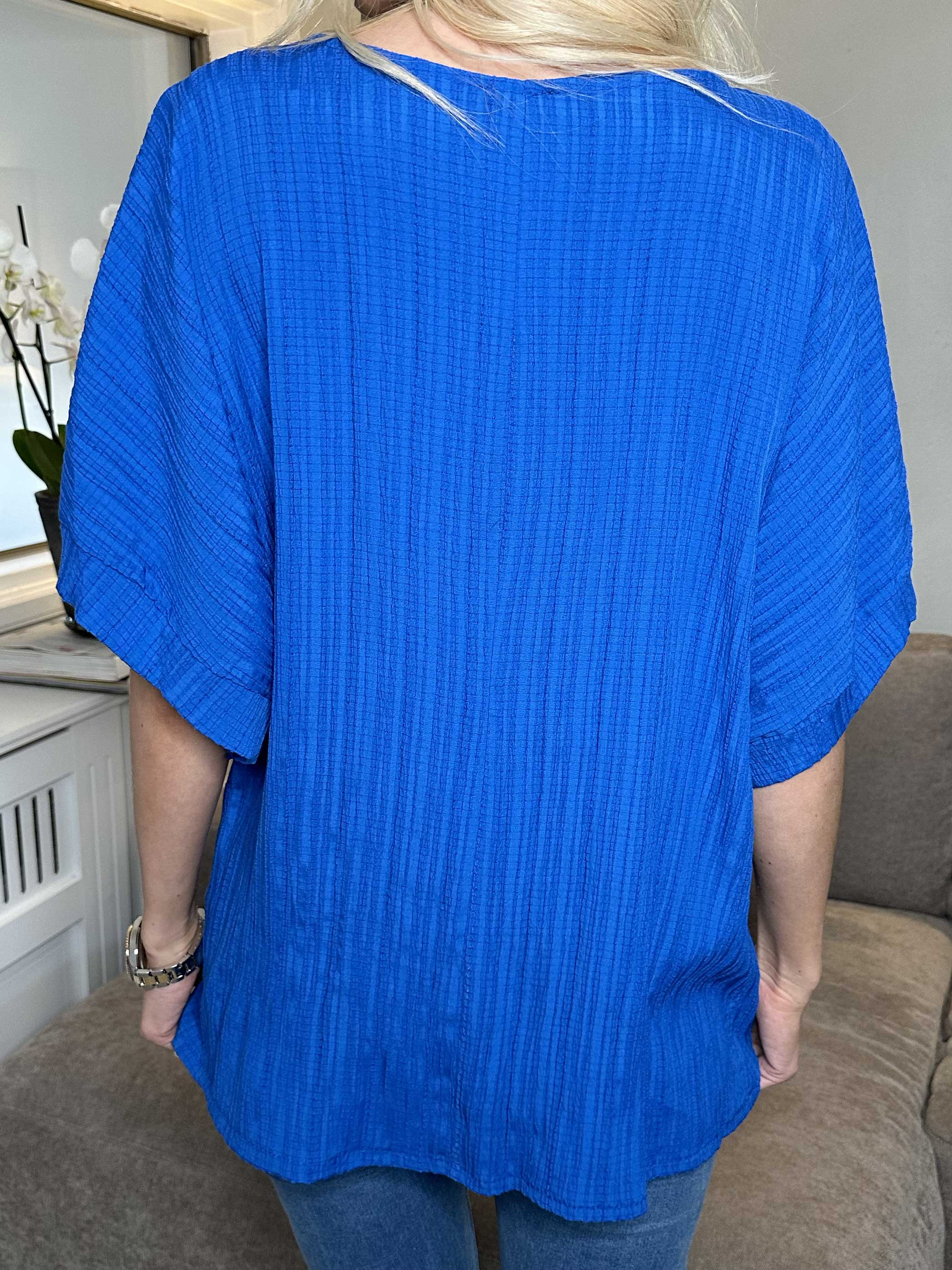 Cindy - Ensfarvet bluse i crepet look